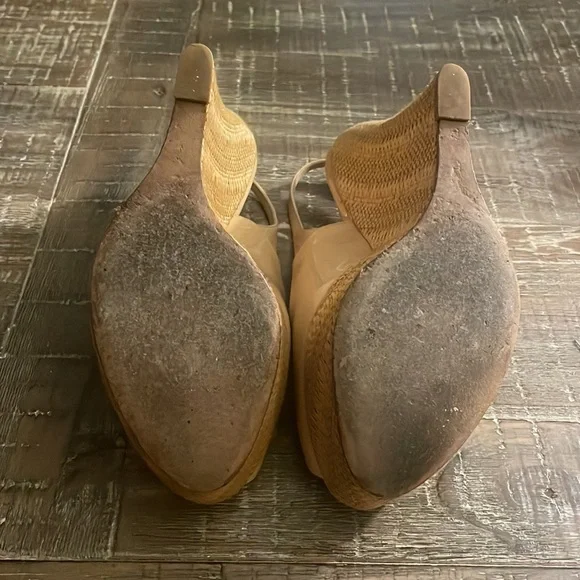 Taupe patent Gucci slingback platforms.  Sz 39 - Picture 4 of 4